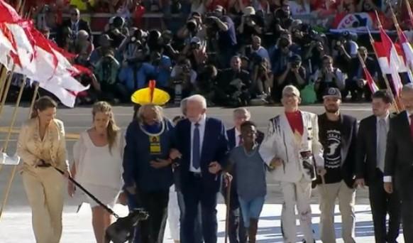 Luiz Inácio Lula da Silva sobe a rampa do Planalto neste domingo(01)